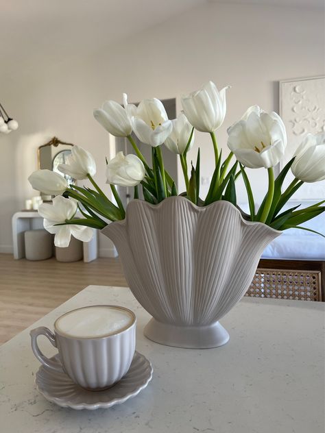 Unique Flower Vases, Glam Living Room Decor, Beach House Interior Design, Hm Home, Living Room Decor Gray, Greenery Decor, Glam Living Room, Flower Installation, Shell Crafts Diy