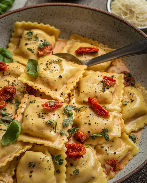 🍝 Indulge in this restaurant-worthy Creamy Tuscan Ravioli! Tender cheese ravioli swimming in a rich garlic cream sauce with sun-dried tomatoes, spinach, and Italian herbs. Ready in just 20 minutes! Check out my blog for the easy recipe and sauce-making secrets. ✨ #tuscancooking #pastarecipes Ravioli With Tomato Sauce, Red Sauce Ravioli, Pasta Buffet Ideas, Pasta Bar Ideas, Creamy Tuscan Ravioli, Tuscan Ravioli, Pasta Buffet, Ravioli Recipes, Italian Christmas Dinner