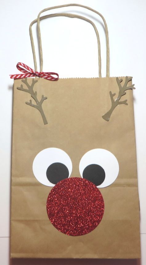 Rudolph the Red-Nosed Reindeer Gift Bag! So easy! Find a shopping bag in your stash and punch some circles! Reindeer Gifts, Cadeau Photo, Brown Bag, Christmas Gift Bags, Christmas Crafts For Kids, Christmas Gift Wrapping, Brown Paper, Christmas Bags, Xmas Crafts