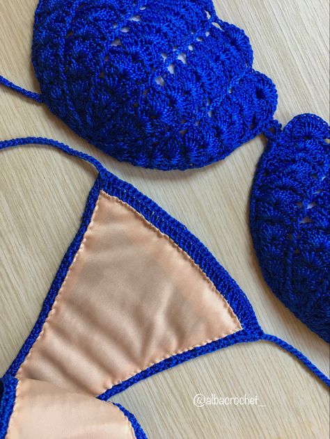 bikini | crochet | look | azul | handmade | sereia Creative Book Covers, Diy Crochet Bag, Sewing 101, Crochet Clothing And Accessories, Crochet Handbags Patterns, Crochet Handbags, Diy Crochet, Crochet Clothes, Crochet Bag