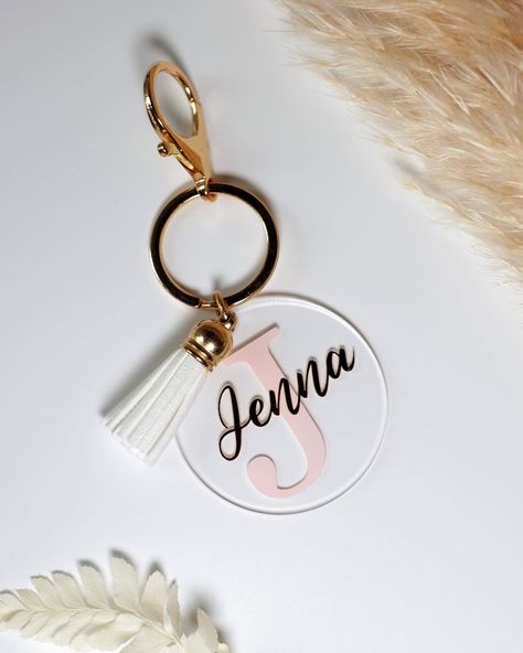 Cricut Keychains, Keyring Ideas, Personalised Gifts For Her, Fun Crafts For Teens, Balloon Bouquet Diy, Personalised Keyrings, Acrylic Ideas, Vinyl Personalized, Senior Gifts