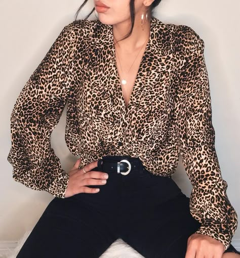 camisa animal print mais calça social preta Print Blouse Outfit, Leopard Print Outfits, Animal Print Outfits, Animal Print Shirts, Leopard Print Shirt, Animal Print Fashion, Foto Poses, Leopard Print Blouse, Looks Chic