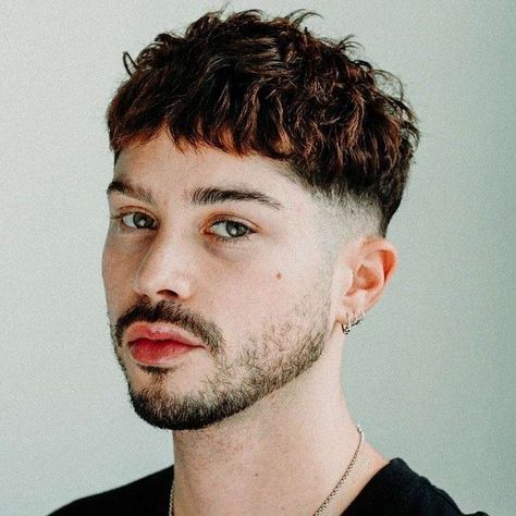 Triangle Haircut, Face Shape Hairstyles Men, Triangle Face Shape, V Shaped Haircut, Triangle Face, Haircut For Face Shape, Men Haircut Curly Hair, Thick Wavy Hair, Face Shape Hairstyles