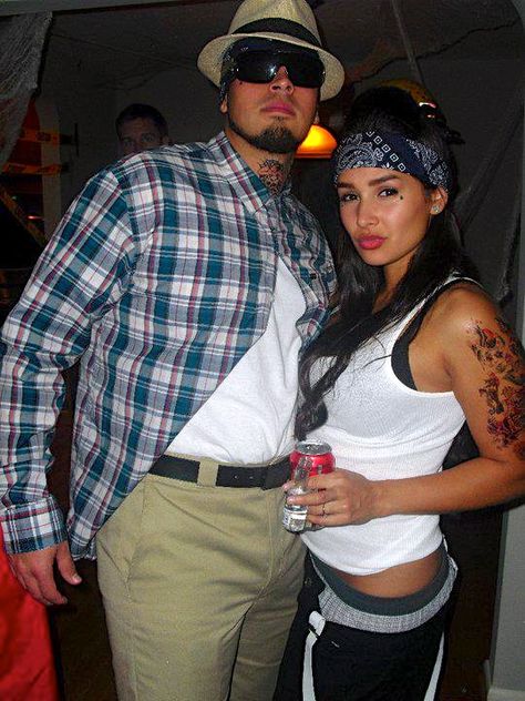 diy couples halloween costume vatos Halloween Costumes Mexican, Chola Costume, Mexican Halloween Costume, Gangster Halloween Costumes, Mexican Ideas, Easy College Halloween Costumes, Mexican Halloween, Halloween Costumes Diy Couples, Funny Couple Halloween Costumes