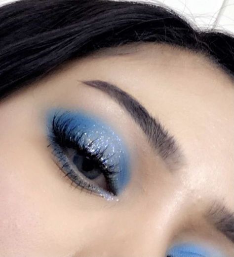 Royal Blue Light Makeup, Blue Easy Makeup Looks, Prom Night Makeup Blue, Blue White Makeup Look, Cinderella Blue Makeup, Blue White And Silver Eye Makeup, Blue Eyeshadow Looks Casual, Prom Blue Eye Makeup, Blue Cheer Makeup