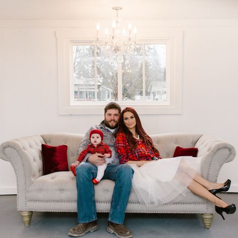 Couch Family Photoshoot Christmas, Christmas Family Pictures, Christmas Photoshoot Kids, Xmas Photoshoot, Christmas Photos Outfits, Christmas Studio, Barn Christmas, Christmas Portrait, Christmas Poses