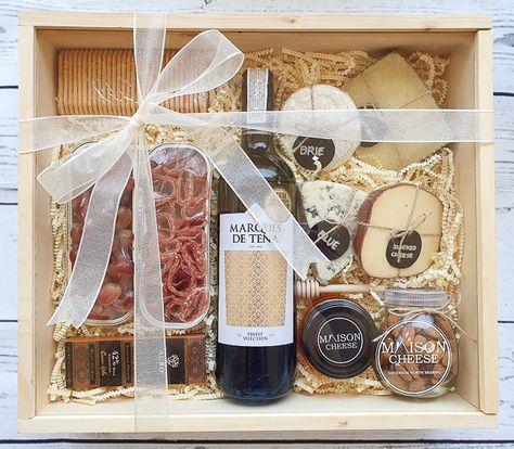 Cheese Board Gift Ideas, Cheeseboard Gift, Edible Christmas Gifts, Ideas Regalos, Cheese Gifts, Wine Hampers, Picnic Ideas, Cheese Tray, Creative Gift Wrapping