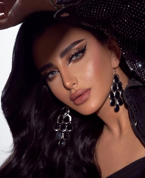 Arabic Makeup Looks Arabian Eyes, Arabian Makeup Look, Arabic Makeup Looks, Moroccan Makeup, Uae Women, Egyptian Eye Makeup, Wallpapers Home Screen, Glam Bride Makeup, Makeup Wrinkles