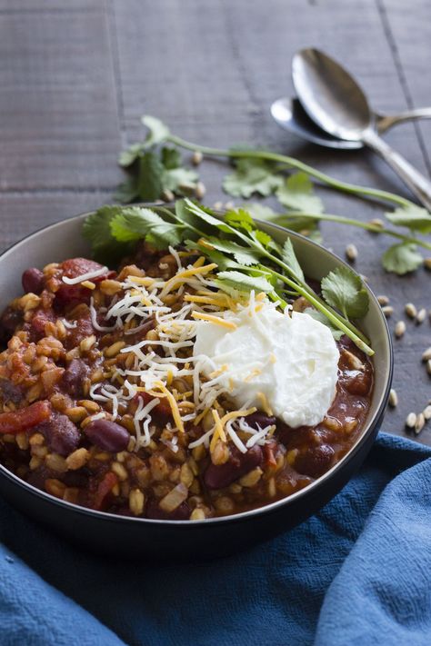 Easy Farro Chili Farro Chili, Farro Recipes, Vegetarian Chili Recipe, Vegetarian Main Dishes, Unique Food, Vegetarian Chili, Grain Foods, No Bean Chili, Chili Recipe