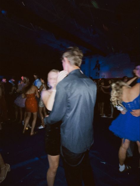 homecoming dance House Party Aesthetic, 90s Dance, Dance Aesthetic, Aesthetic Dance, Dancing Aesthetic, Disco Dance, Goals Pictures, Relationship Goals Pictures, Couple Dancing