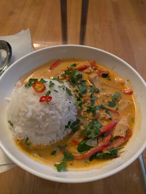 Rice Recipes Aesthetic, Thai Food Dinner Aesthetic, Thai Curry Aesthetic, Curry Presentation Ideas, Rice Aesthetic Food, Dinner Ideas Asian, Thai Curry Rice, Healthy Thai Food, Rice Aesthetic