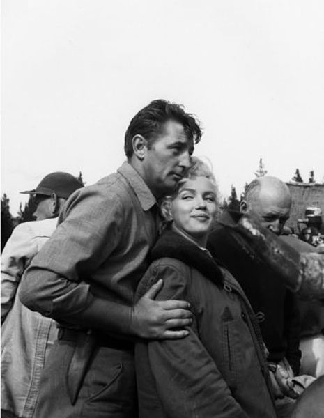 Marilyn Monroe and Robert Mitchum in Canada on the set of River Of No Return. River Of No Return, Robert Mitchum, Marilyn Monroe Photos, Best Friends Funny, Norma Jean, Actrices Hollywood, Norma Jeane, Golden Age Of Hollywood, Vintage Hollywood