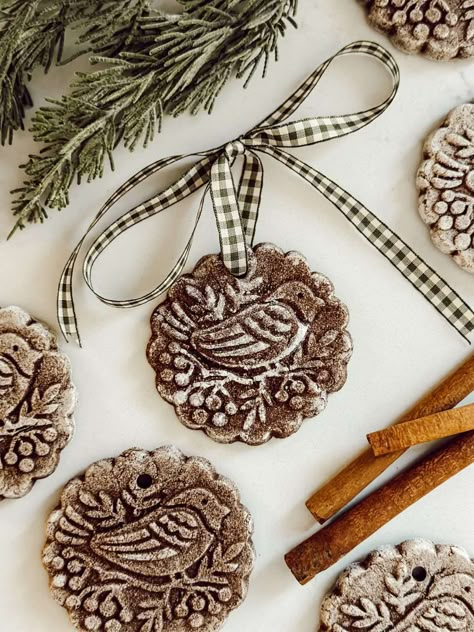 Explore gingerbread Christmas tree decoration ideas with these charming ornaments using a wooden cookie mold, salt dough, and a sprinkle of cinnamon. Easy Diy Christmas Gift, Christmas Gift Ideas For Friends, Diy Christmas Gift Ideas, Cinnamon Ornaments, Gingerbread Christmas Tree, Art Ornaments, Easy Diy Christmas Gifts, Gingerbread Ornaments, Food Ornaments