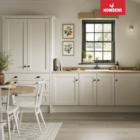 Halesworth Kitchen, Off White Shaker Kitchen, Kitchen Unit Colours, Howdens Halesworth, White Kitchen Black Worktop, Oak Worktop Kitchen, Howdens Shaker Kitchen, Oak Flooring Kitchen, Cream Kitchen Ideas