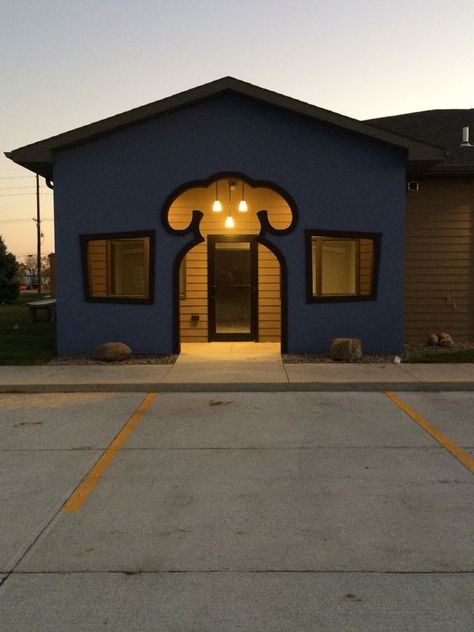 Clinic Entrance, Dog Boarding Ideas, Hotel Pet, Indoor Dog Park, Dog Boarding Facility, Dog Boarding Kennels, Boarding Facility, Dog Kennel Designs, Dog Grooming Shop