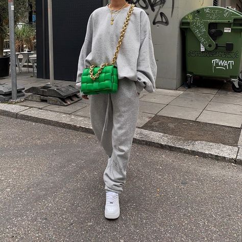 Green Bag Outfit, Rich Lady, Indie Streetwear, New York Fits, Fall Streetwear, Street Fits, Streetwear Fall, New Sweater, Women Outfit