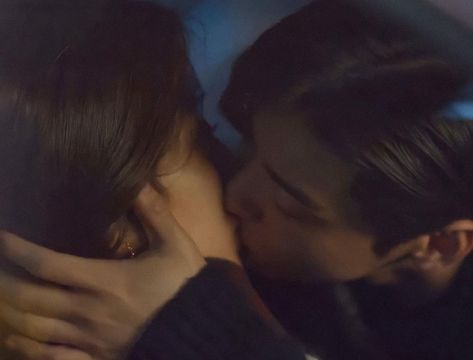 TRUE BEAUTY SHINSHIN COUPLE on Instagram: “dongmin and gayoung 💙💙💙 I think both of them had the most kissing scenes in True Beauty compared to their previous dramas. They even had a…” True Beauty Scenes, Eunwoo Kiss, True Beauty Kiss, Rainy Day Movies, Kiss Gift, Bed Scene, Lover Girl, Forehead Kisses, Beauty Goals