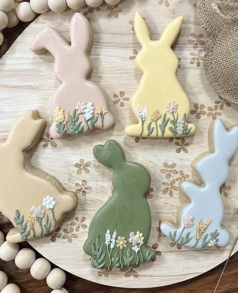 Easter Bunny Sugar Cookies Decorated, Simple Easter Cookies, Easter Themed Cookies, Peter Rabbit Cookies Decorated, Easter Biscuits Decorated, Easy Easter Cookies Decorated, Spring Sugar Cookies Decorated, Rabbit Sugar Cookies, Easter Cookies Decorated Ideas