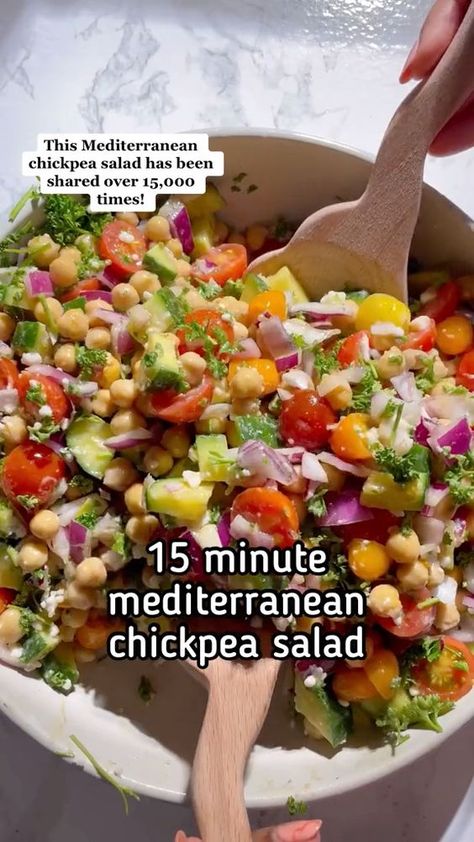 Mediterranean Chickpea Salad is loaded with delicious and filling veggies. This healthy salad is made in just 15 minutes, and it’s perfect for meal prep – lunch or dinner! Mediterranean Chickpea, Mediterranean Chickpea Salad, Salad Recipes Healthy Easy, Chickpea Salad Recipes, Meal Prep Lunch, Salad Meal Prep, Easy Mediterranean Diet Recipes, Greek Salad Recipes, Fresh Salad Recipes