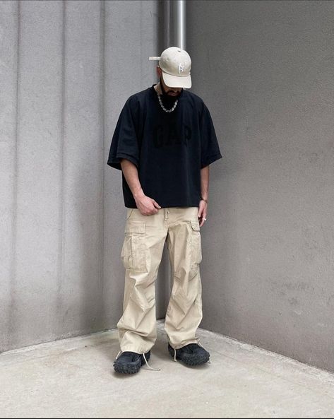 Buggy Style Outfit Men, Male Club Outfits, Streetwear Spring Outfits, Spring Outfits For Men, Baggy Tshirt Outfit, Balenciaga Defender, Aesthetic Male Outfits, Cargo Pants Outfit Men, Cargo Outfit