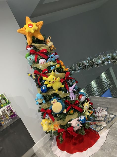 Pokémon Christmas Tree Spider Man Christmas Tree Ideas, Pokemon Tree Christmas, One Piece Christmas Tree, Ninja Turtle Christmas Tree, Pokémon Christmas Tree, Pokemon Tree, Geek Christmas Decorations, Anime Christmas Tree, Pokemon Christmas Tree