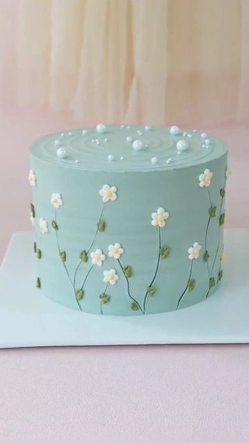 2 Kg Cake Design Birthday, October Bday Cake, Classy Birthday Cake Ideas, Simple Flower Cake Ideas, Ladies Birthday Cake Ideas, Cake Ideas Flowers, Flower Bday Cake, October Birthday Cake, Aesthetic Cake Designs