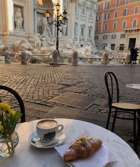 Rome Cafes, Rome Photo, Italian Cafe, Italy Aesthetic, Europe Summer, Italian Summer, Northern Italy, Oui Oui, European Summer