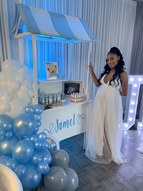 Baby Shower Black Women, Gender Reveal Outfit, Baby Gender Reveal Party Decorations, Winter Baby Shower Themes, Baby Announcement Photoshoot, Classy Baby Shower, Gender Reveal Party Theme, Maternity Dresses For Baby Shower, Shower Dress