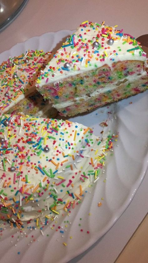 Aesthetic Funfetti Cake, Funfetti Cake Aesthetic, Birthday Cake Confetti, Funfetti Aesthetic, Confetti Desserts, Confetti Aesthetic, Confetti Birthday Cake, Cake Funfetti, Confetti Cake