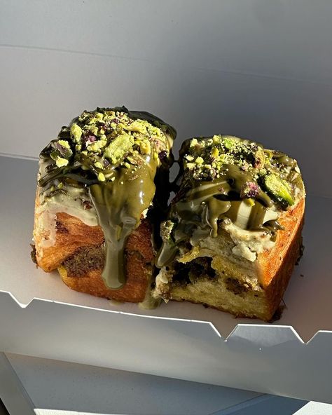 Pistachio Butter Dessert, Pistachio Rolls, Pistachio Cake Recipe, Pistachio Paste, Pistachio Dessert, Pistachio Butter, Pistachio Cake, Random Aesthetics, Vanilla Glaze