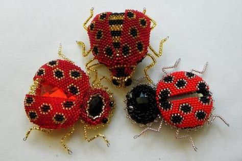 Beaded ladybugs Beaded Ladybug, Bead Bugs, Beaded Bugs, Ladybug Pattern, Seed Beads Diy, Seed Bead Art, Beaded Things, Beaded Spiders, Beading Crafts