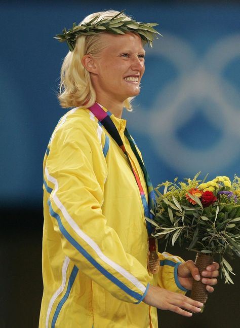 Carolina Klüft (Sweden) 🥇 Heptathlon • Athens 2004 Olympics #athletics 2004 Olympics, Heptathlon, Olympic Torch, Special Olympics, Athletic Girls, Olympic Athletes, Celebrity List, Tokyo Olympics, Sporty Girls