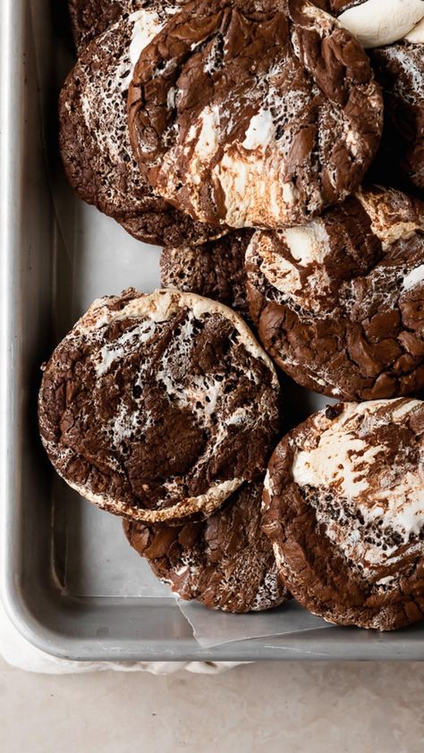 these hot chocolate brownie cookies have crackle tops, fudge like centers and a generous marbled swirl of sweet marshmallow creme. Hot Chocolate Brownies Recipe, Winter Baking Recipes, Hot Chocolate Brownies, Hot Chocolate Fudge, Valrhona Chocolate, Chocolate Brownie Cookies, Swirl Brownies, Cookie Brownie Recipe, Frozen Hot Chocolate