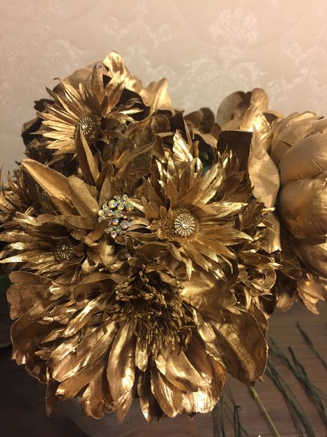 Prom Aesthetic, Gilded Glamour, Gold Wedding Flowers, Gold Bouquet, Golden Wedding Anniversary, Golden Birthday, Gold Aesthetic, Golden Wedding, Aesthetic Things