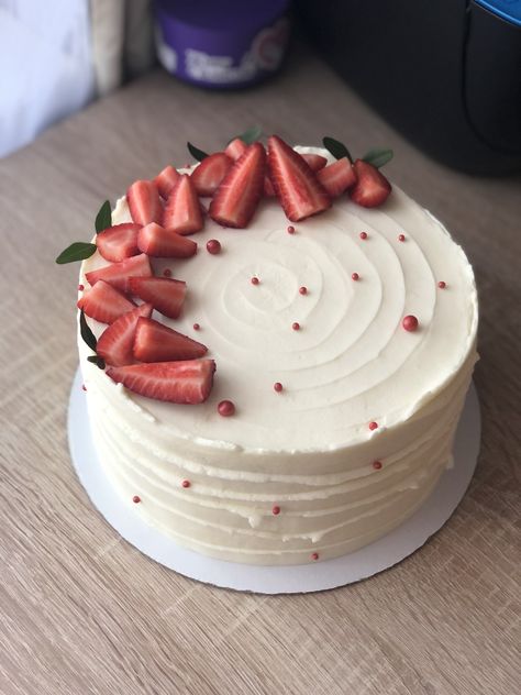 White Cake With Fruit, White Chocolate Cheesecake, White Frosting, Food L, Cake Designs Birthday, White Cake, Easy Cake, Mini Cakes, Cheesecake Recipes