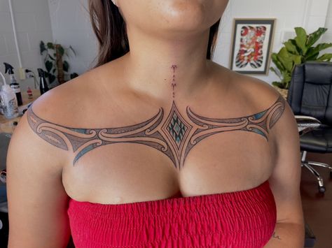 #tamoko #tattoo #chesttattoo #maoritattoo #womantamoko #womanchesttattoo #womanchesttamoko Women’s Polynesian Tattoo, Moko Tattoo Maori, Maori Neck Tattoos Women, Polynesian Women Tattoo, Maori Women Tattoo, Tamoko Women, Tamoko Women Maori Tattoos, Tamoko Maori Design, Tamoko Tattoo