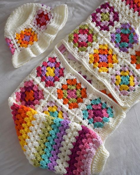 Aesthetic Granny Square Blanket, Pastel Granny Square Cardigan, Crochet Granny Square Cardigan Sweaters & Cardigans, Crochet Retro Flower Granny Square, Crochet Cardigan Tutorial, Retro Flower Granny Square Blanket, Motifs Granny Square, Crochet Unique, Crochet Clothing And Accessories