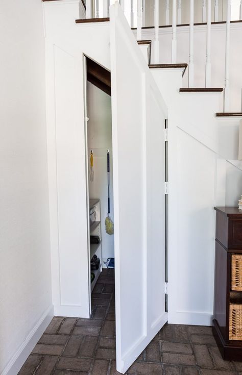 How to create a hidden closet under a staircase. Under a staircase ideas. Door Under Stairs, Dold Dörr, Hidden Door Ideas, Closet Door Storage, Closet Under Stairs, تحت الدرج, Stair Shelves, Hidden Closet, Diy Staircase