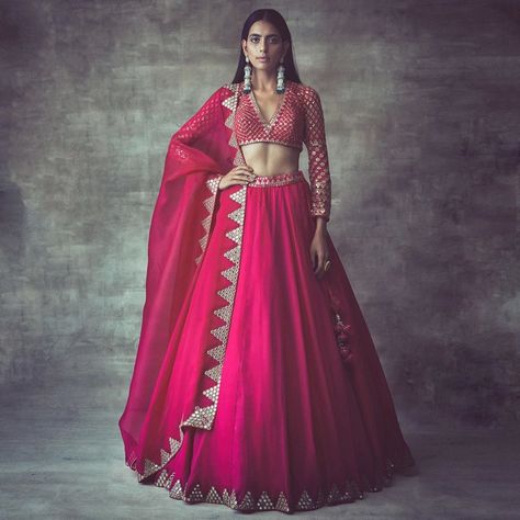 Indian Wear Lehenga, Lehnga Designs Indian Weddings, Lehenga Trendy, Vani Vats, Lehenga Bridal, Indian Bridesmaid Dresses, Simple Lehenga, Indian Outfits Lehenga, Wedding Lehenga Designs