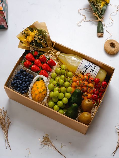 Fruitful Omiyage: The Art Of Japanese Fruit Gift Giving Diy Fruit Basket Gift Ideas, Diy Fruit Basket Gift, Fruit Box Ideas Gift, Food Basket Gift, Fruit Basket Gift Ideas, Fruit Basket Ideas Gift, Fruit Gift Ideas, Fruit Basket Diy Gift, Fruit Tray Designs