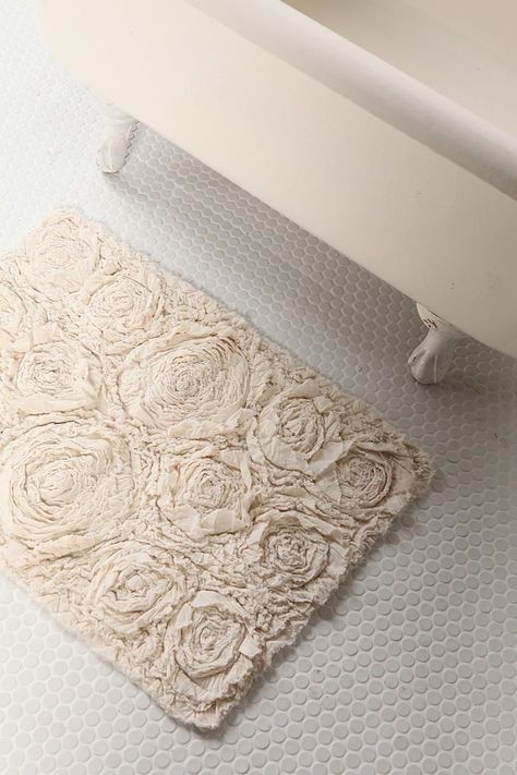 DIY rug--love this for a shabby chic bath.                                                                                                                                                                                 More Diy Bathroom Rugs, Clothes Recycling, Diy Rugs, Homemade Rugs, Floor Cloths, Rug Tutorial, 1st Apartment, Rug Ideas, Design 101