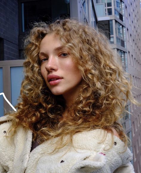 Tanya Kizko, Blonde Highlights Curly Hair, Curly Hair Up, Highlights Curly Hair, Strawberry Blonde Hair Color, Golden Blonde Highlights, Brown Curly Hair, Curly Hair Tutorial, Curly Wedding Hair