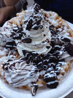 Oreo Funnel Cake Chocolate Funnel Cake, Oreo Funnel Cake, Fair Foods, Funnel Cake Recipe, Funnel Cakes, Yoghurt Cake, Carnival Food, Fair Food, Junk Food Snacks