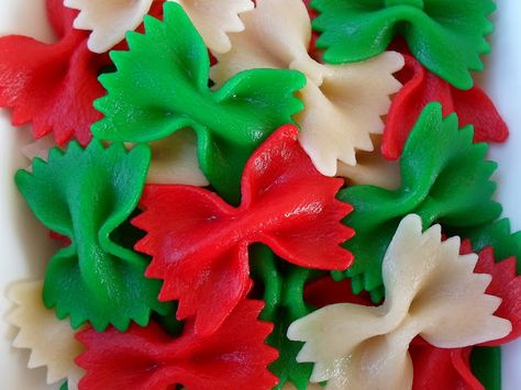 Happier Than A Pig In Mud: Christmas Bows -Red and Green Dyed Pasta Red And Green Dinner Christmas, Red And Green Dinner, Red And Green Food Christmas Parties, Red And Green Christmas Party, Red And Green Food, Green Food Party, Grinch Food, Dyed Pasta, Christmas Party Friends