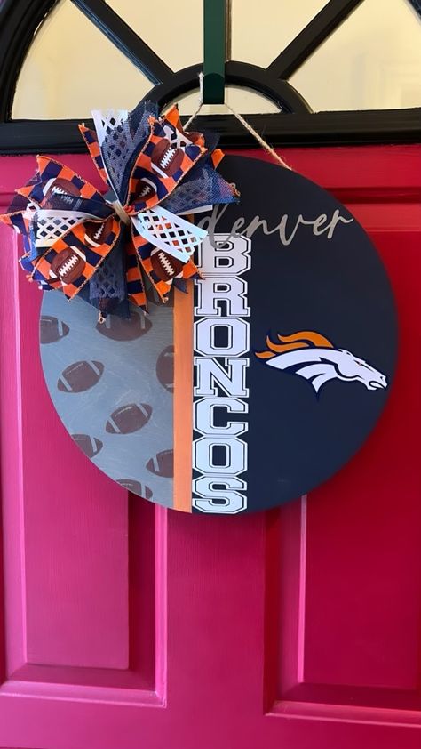 Denver Broncos Door Hanger, Sports Crafts, Sports Ideas, Round Signs, Board Signs, Door Hangers Diy, Door Signs Diy, Signs Diy, Sport Craft