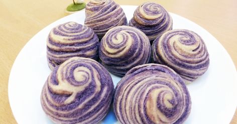 Also known as 'spiral mooncakes' and 'thousand layer mooncakes', these are quite different from the Cantonese-style moulded ones. The centre... Taro Pie Recipe, Moon Cake Recipe, Mooncake Packaging Design, Ube Desserts, Taro Recipes, Chinese Pastries, Moon Cake Topper, Moon Cake Packaging, Pasta Dessert