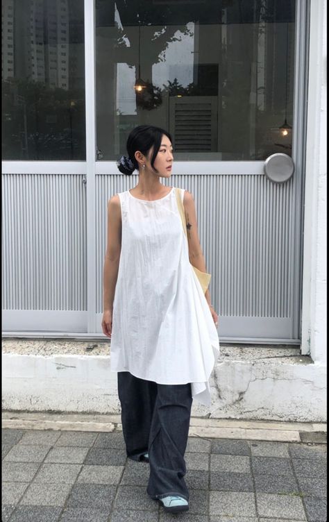 Minimalist Outfit Japanese, Vietnamese Fashion Modern, Modern Japanese Outfit, Normcore Fashion Summer, Japanese Fashion Women Street, Japanese Women Style, Japanese Summer Street Style, Japanese Street Wear Women, Japanese Fashion 2024