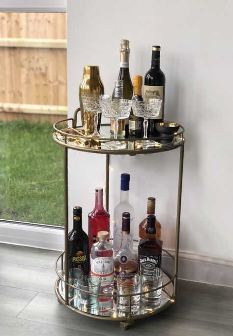 Drinks Trolley Aesthetic, Drinks Trolley Living Room, Cocktail Trolley Ideas, Home Bar Trolley Ideas, Alcohol Stand Home, Drink Trolley Styling, Alcohol Tray Bar Carts, Alcohol Tray Decor, Gold Drinks Trolley