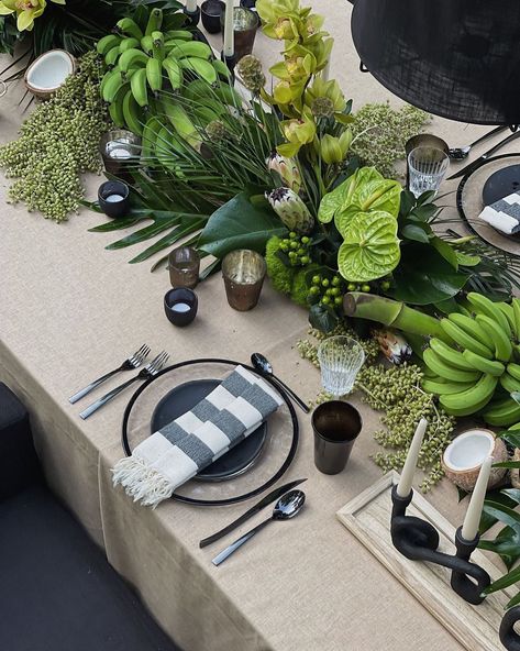 All Green Tablescape, All Green Arrangements, Modern Tropical Floral Arrangements, Home Garden Wedding Ideas, Tropical Floral Design, Jungle Table Setting, Green Set Design, Jungle Table Decorations, Eclectic Table Settings