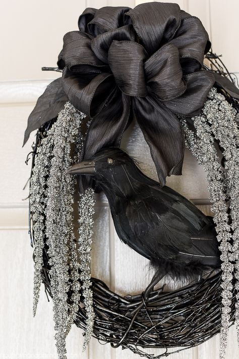 Gothic Wreath, Classy Halloween, Dollar Tree Halloween, Casa Halloween, Diy Halloween Wreath, Dollar Store Halloween, Diy Halloween Decor, Adornos Halloween, Halloween Door Decorations